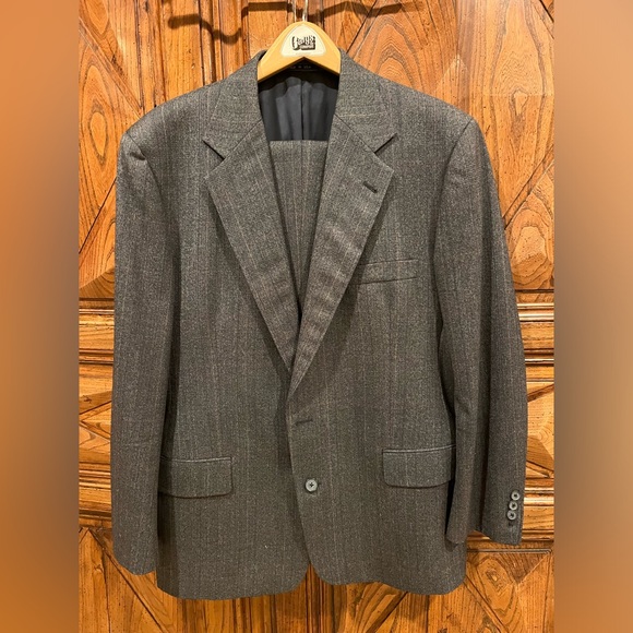Men's classic Joesph Abboud wool blend suit from Garys of Newport Beach. - Picture 1 of 10